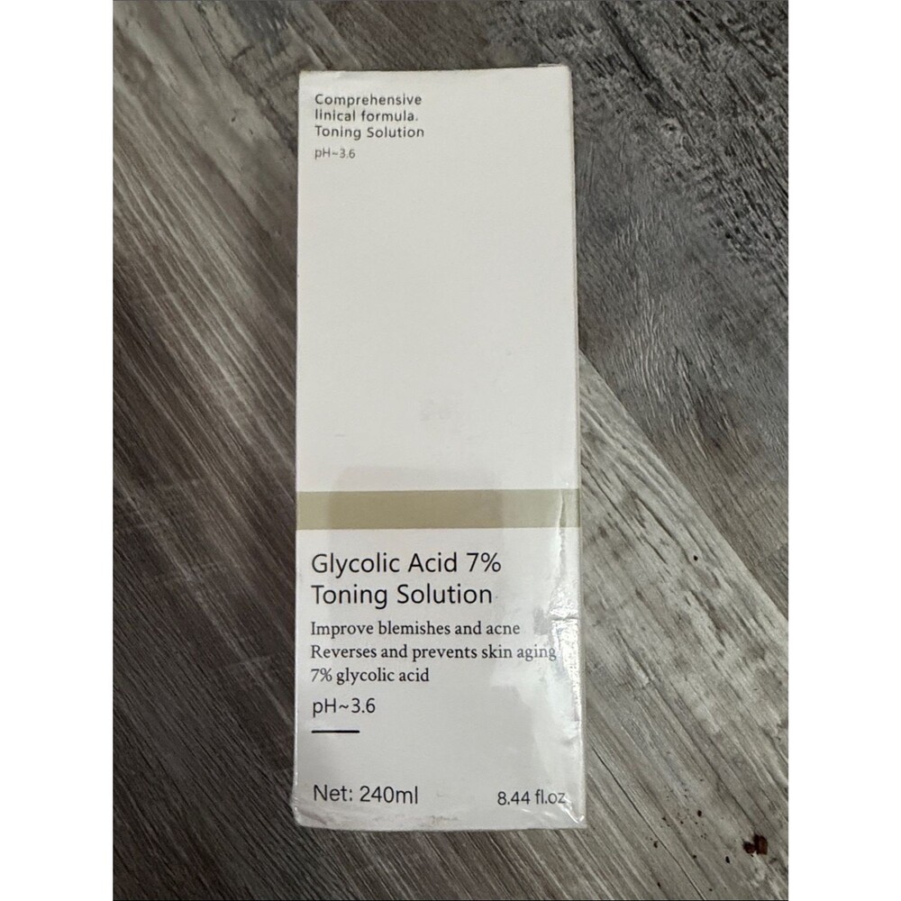 Source Unknown Glycolic Acid 7% Toning Solution — White and Beige